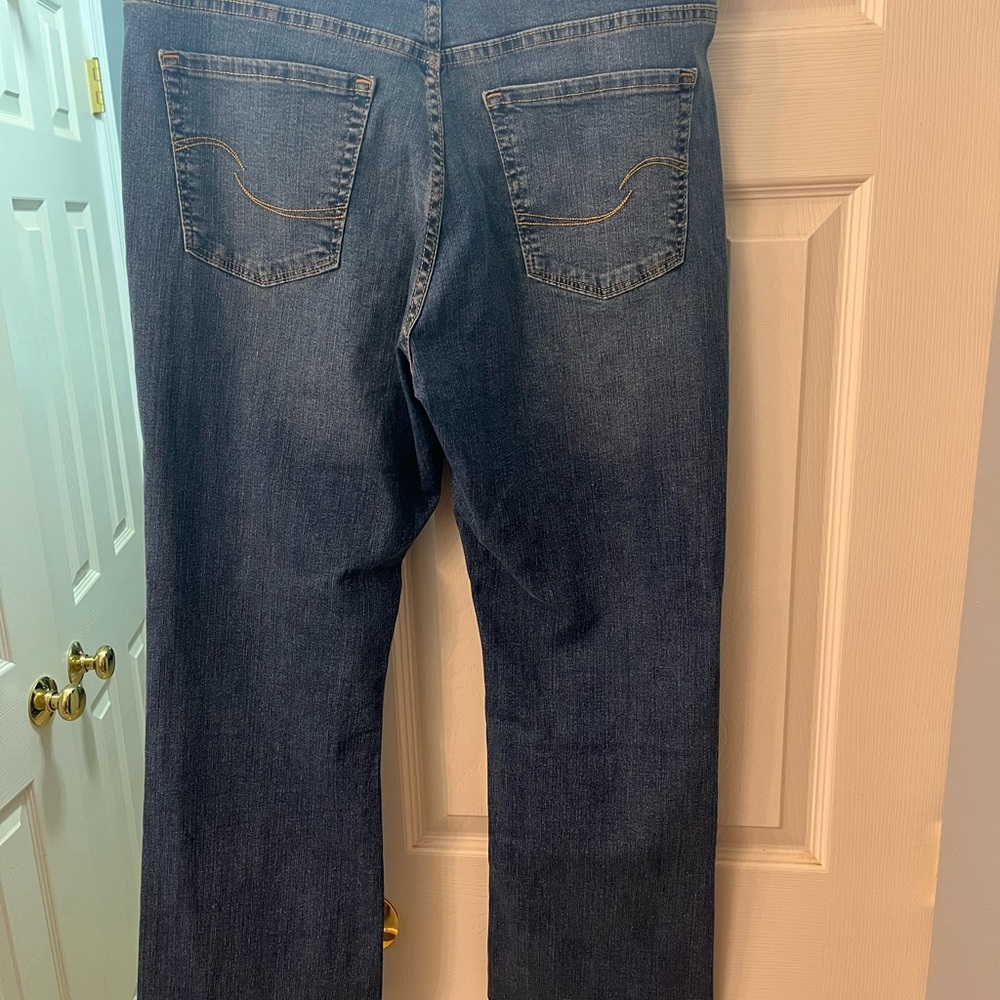 Womens Levi's Blue Boot Cut Jeans Classic Style - Picture 2 of 8